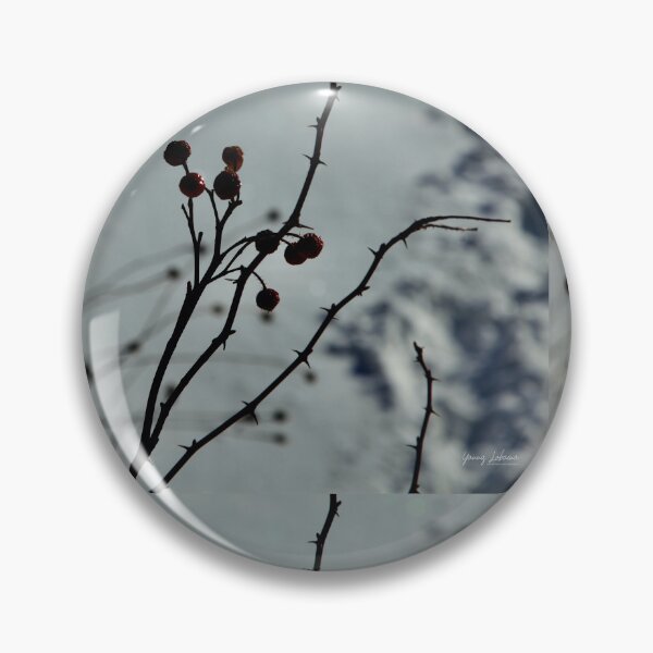 Artikelvorschau, Wilde Beere im Schnee entworfen und verkauft von Yannis Lobaina Art .