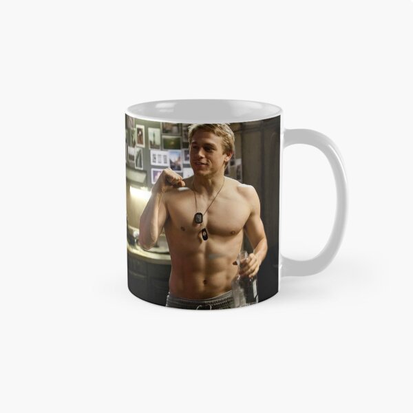 Artikelvorschau, Charlie Hunnam kundenspezifisches BN07 alle Telefon-Kasten-Geldbörsen-Kasten-Kleidungs-Grafik-T-Shirt entworfen und verkauft von Zulaehamin.