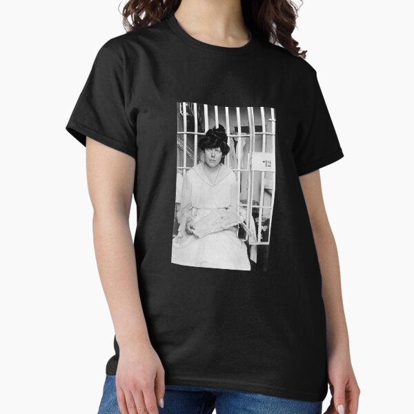 Vista previa del artículo con la obra «La sufragista Lucy arde en la cárcel - 1917», diseñado y vendido por warishellstore.
