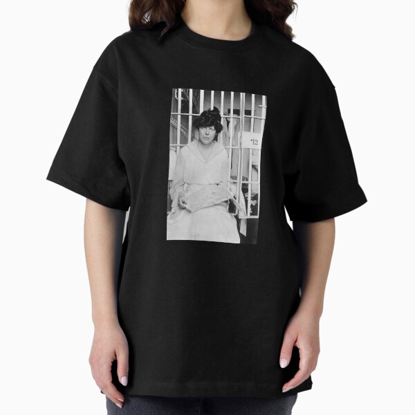 Vista previa del artículo con la obra «La sufragista Lucy arde en la cárcel - 1917», diseñado y vendido por warishellstore.