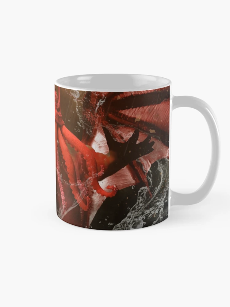 Imagen 3 de 6, Taza de café con la obra Cthulhu Rises, diseñada y vendida por HackimationLab.