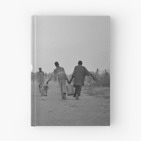 Artikelvorschau, Zwei Jungen, die Wasser tragen, gehen eine Straße neben einem Flüchtlingslager in der Nähe der Stadt Jowhar in Somalia entlang entworfen und verkauft von VintageSomalia.