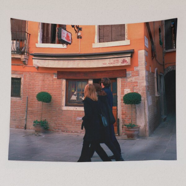 Aperçu de l'œuvre Promenade devant l'Albergo Venice créée et vendue par Flo Smith.