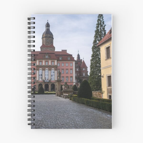 Artikelvorschau, Walbrzych, Polen - Projekt Riese, Schloss Ksiaz. Die Deutschen bohrten hier im Zweiten Weltkrieg Hunderte Meter unterirdischer Tunnel. Es liegt im Walbrzyski-Vorgebirge entworfen und verkauft von Maurizio Fabbroni.