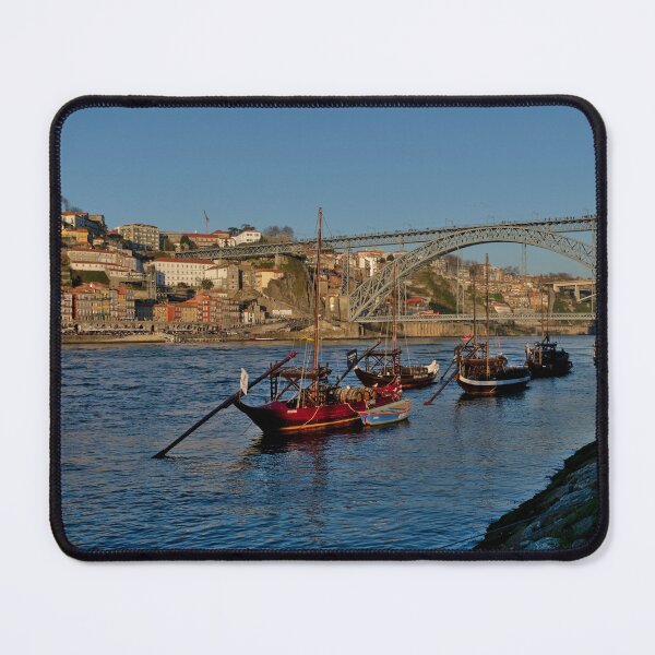 Aperçu de l'œuvre Vue sur le fleuve Douro et les bateaux à Porto créée et vendue par AngeloDeVal.