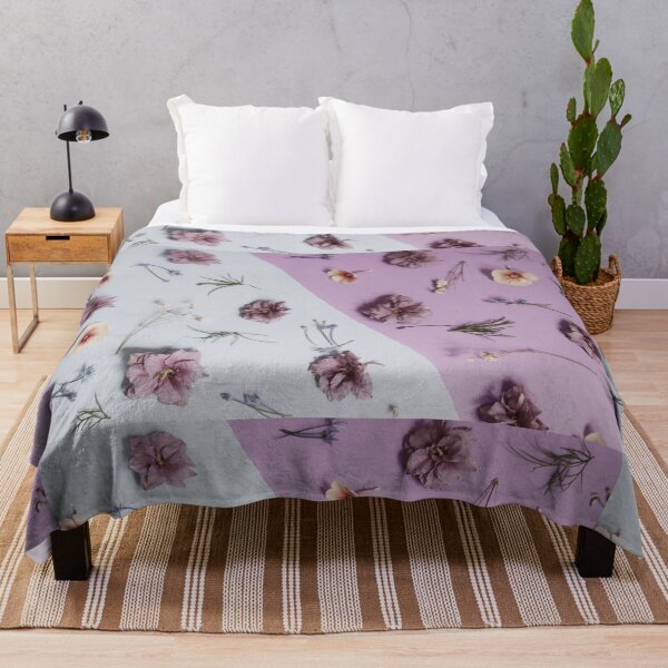 Aperçu de l'œuvre Pétales de fleurs pourpres lavande créée et vendue par newburyboutique.