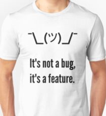Camiseta unisex Encogerse de hombros No es un error, es una característica. Diseño de excusa del programador de texto negro
