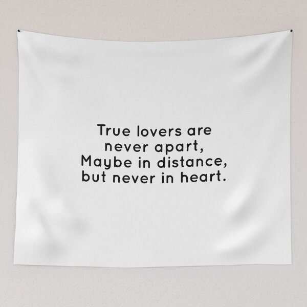 Aperçu de l'œuvre L'amour à distance - Les vrais amoureux ne sont jamais séparés, peut-être par la distance, mais jamais par le cœur créée et vendue par T-shirt For You.