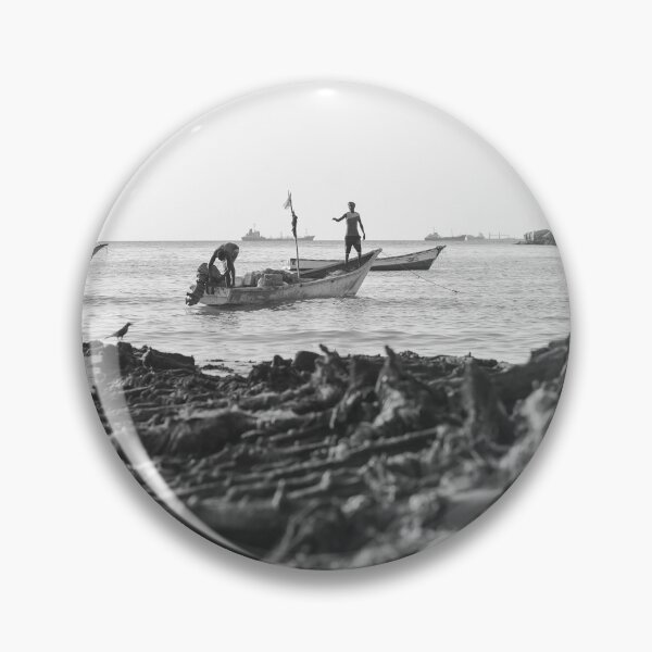 Artikelvorschau, Zwei Fischer bereiten ihr Boot für eine Angelnacht in einem Hafen in Bossaso, Puntland, vor entworfen und verkauft von VintageSomalia.
