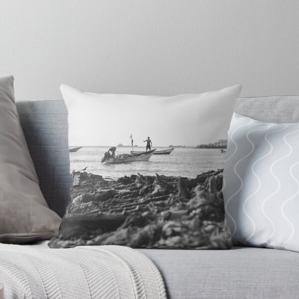 Artikelvorschau, Zwei Fischer bereiten ihr Boot für eine Angelnacht in einem Hafen in Bossaso, Puntland, vor entworfen und verkauft von VintageSomalia.
