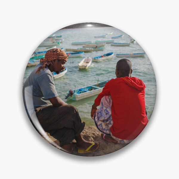Artikelvorschau, Somalische Männer blicken auf den Fischerhafen von Mogadischu entworfen und verkauft von VintageSomalia.