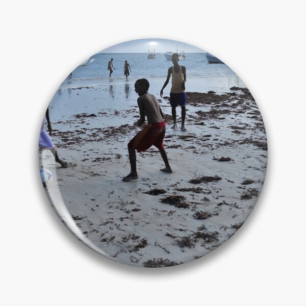 Artikelvorschau, Kinder spielen Fußball am Strand von Lido in Mogadischu entworfen und verkauft von VintageSomalia.