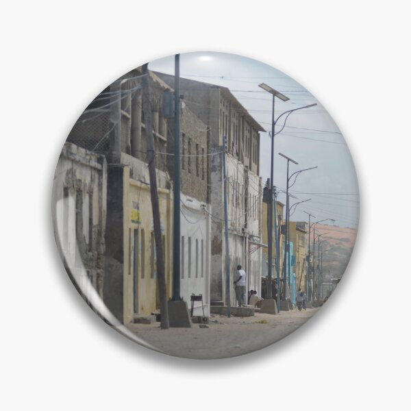 Artikelvorschau, Zwei Männer gehen mit einem mit Vorräten beladenen Eselskarren die Straße entlang in Barawe entworfen und verkauft von VintageSomalia.