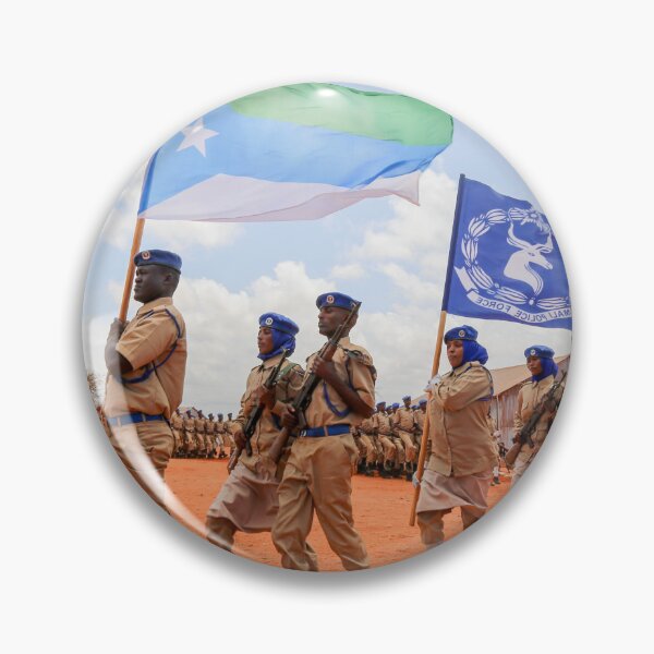 Artikelvorschau, Neu ausgebildete somalische Polizisten marschieren während einer Ohnmachtsparade in Kismayo entworfen und verkauft von VintageSomalia.