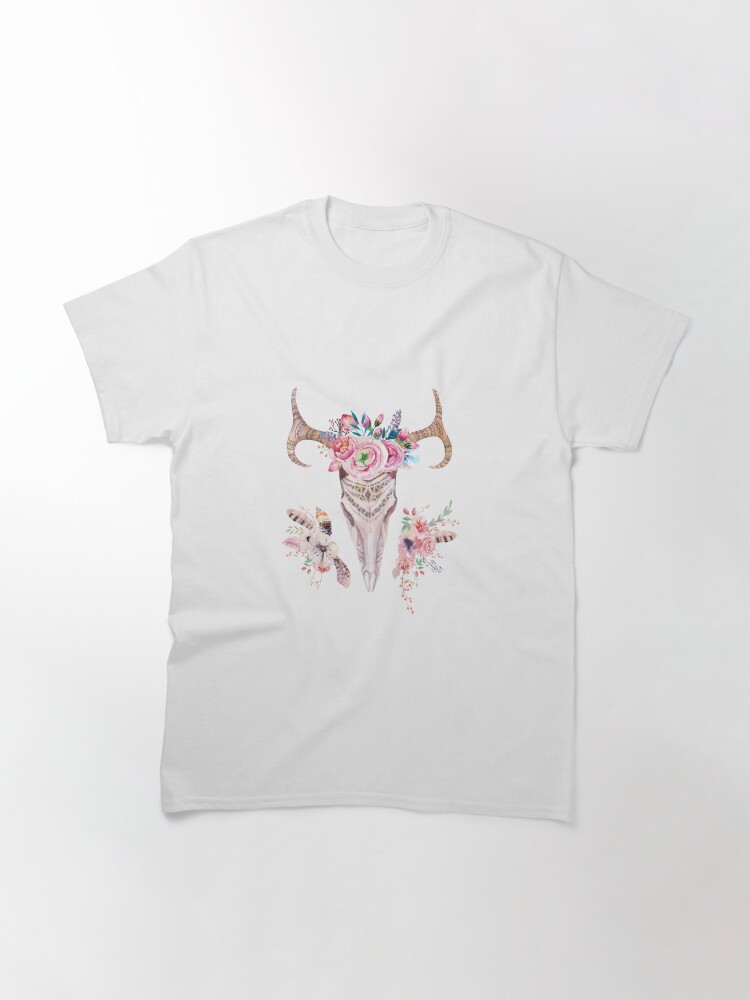 Imagen 2 de 7, Camiseta clásica con la obra Deer skull with feathers and flowers, diseñada y vendida por weloveboho.