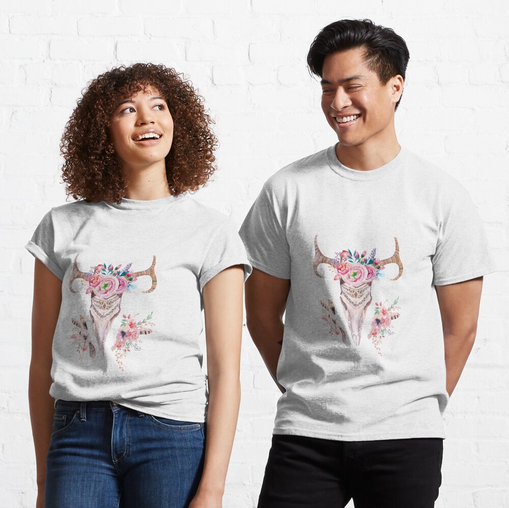 Deer skull with feathers and flowers Camiseta clásica