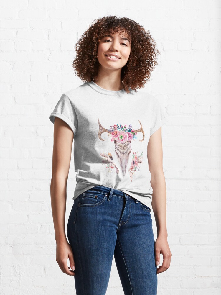 Camiseta clásica con la obra Deer skull with feathers and flowers, diseñada y vendida por weloveboho