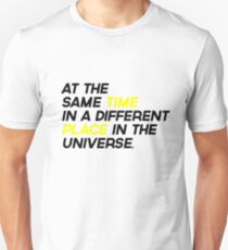 Camiseta unisex Al mismo tiempo, en un lugar diferente en el universo {FULL}