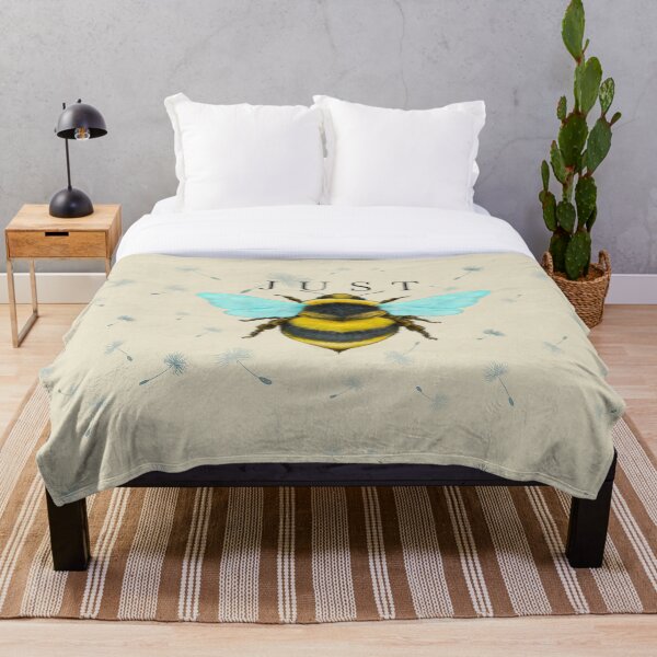 Aperçu de l'œuvre Juste abeille sur un fond texturé en papier fait main créée et vendue par Silver Steer Design.