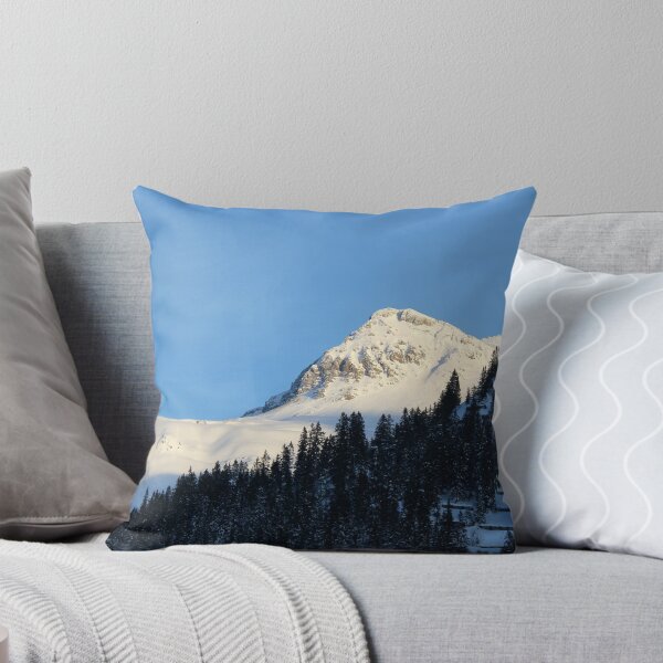 Aperçu de l'œuvre Winter Snowy Mountain Peak at the Alps créée et vendue par Angela Cini.