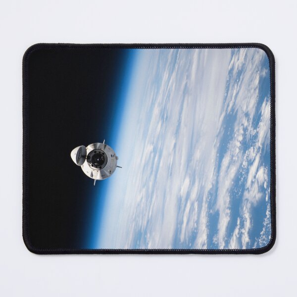 Item preview, The SpaceX Crew Dragon Endeavour departs the space station (ISS, International Space Station) designed and sold by Raureif.
