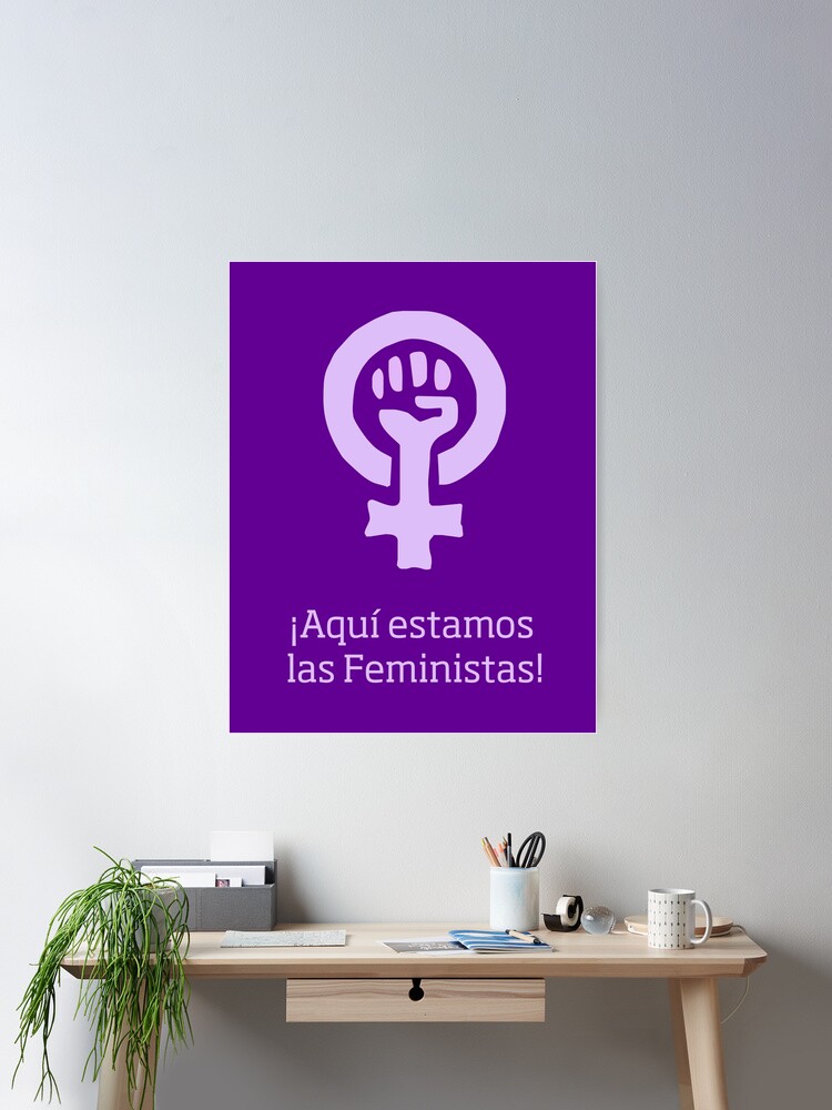 Póster «¡Aquí estamos las feministas! (fondo morado)» de RebelPurpleGirl |  Redbubble