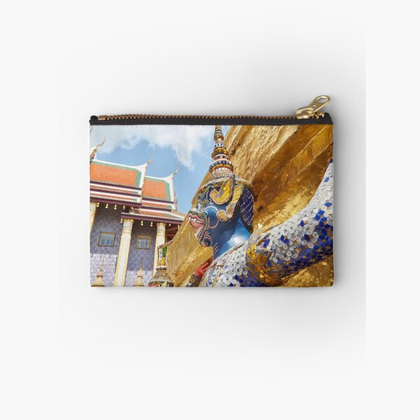 Artikelvorschau, Affen unterstützen goldene Türme im Grand Palace von Bangkok entworfen und verkauft von Sailingstone Travel.