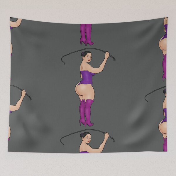 Artikelvorschau, PAWG-Domina Pin-Up im violetten Outfit mit Bullenpeitsche entworfen und verkauft von PinUpsandPulp.