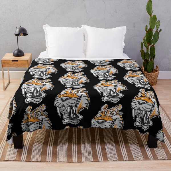 Artikelvorschau, Tiger mit verschmitztem Grinsen von eShirtLabs entworfen und verkauft von eShirtLabs.