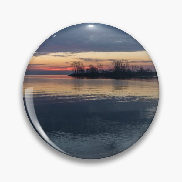 Artikelvorschau, Meditative Stille - Lakeside Dayspring mit einem Rand aus Eis entworfen und verkauft von Georgia Mizuleva.