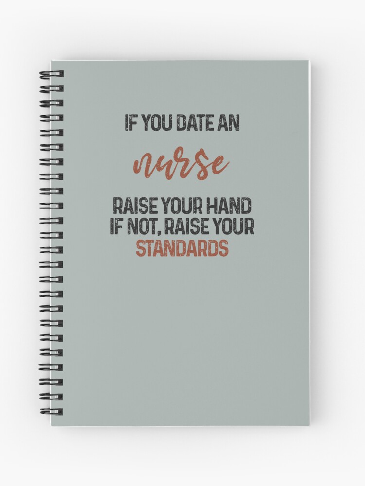 Cahier A Spirale Si Vous Sortez Avec Une Infirmiere Levez La Main Sinon Elevez Vos Normes Idee Cadeau Drole De Citation D Infirmiere Pour Hommes Et Femmes Par Mmmm3344 Redbubble