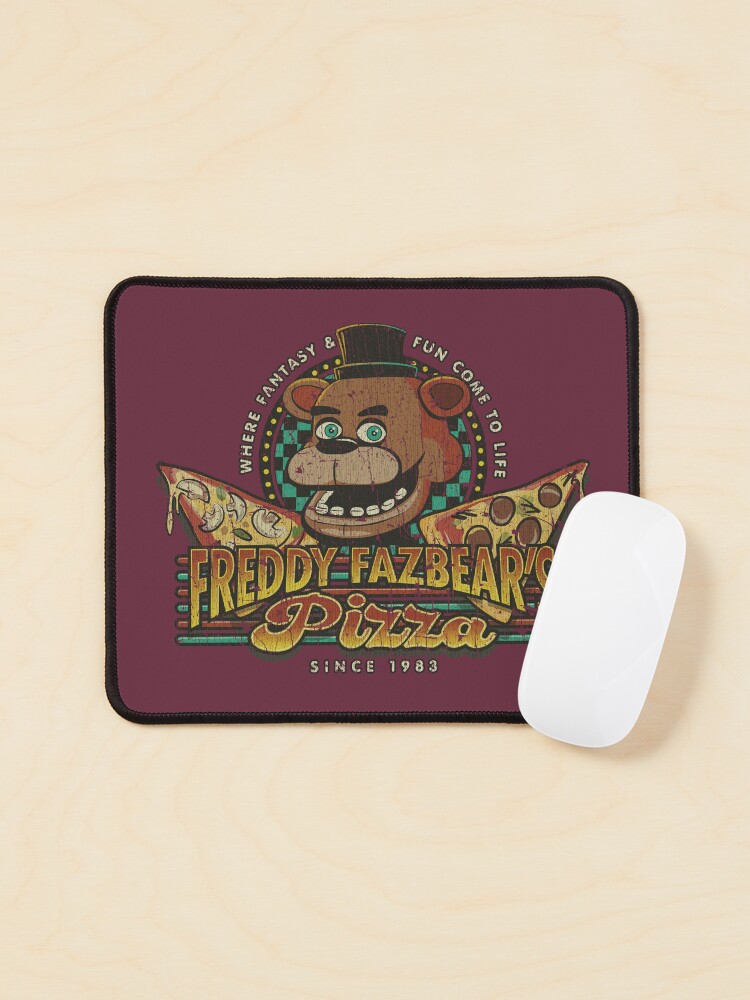 Aperçu 1 sur 5. Tapis de souris avec l'œuvre Pizza de Freddy Fazbear 1983 créée et vendue par AstroZombie6669.