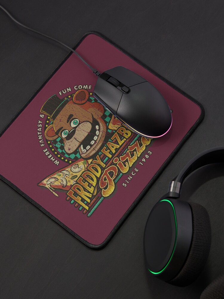 Aperçu 4 sur 5. Tapis de souris avec l'œuvre Pizza de Freddy Fazbear 1983 créée et vendue par AstroZombie6669.