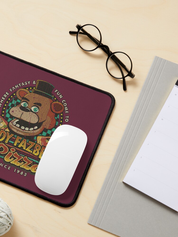 Aperçu 3 sur 5. Tapis de souris avec l'œuvre Pizza de Freddy Fazbear 1983 créée et vendue par AstroZombie6669.