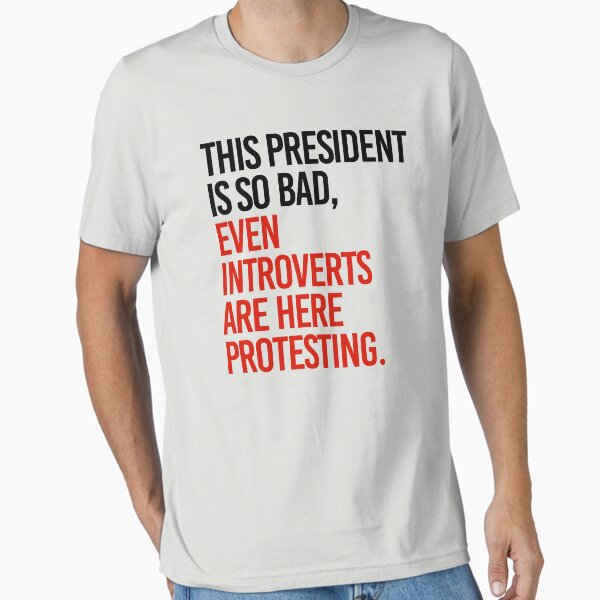 Vista previa del artículo con la obra «Este presidente es tan malo que incluso los introvertidos están aquí protestando», diseñado y vendido por partyfarty.