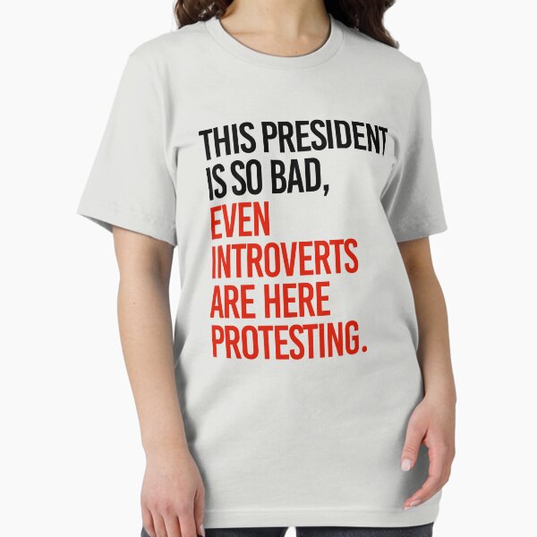 Vista previa del artículo con la obra «Este presidente es tan malo que incluso los introvertidos están aquí protestando», diseñado y vendido por partyfarty.