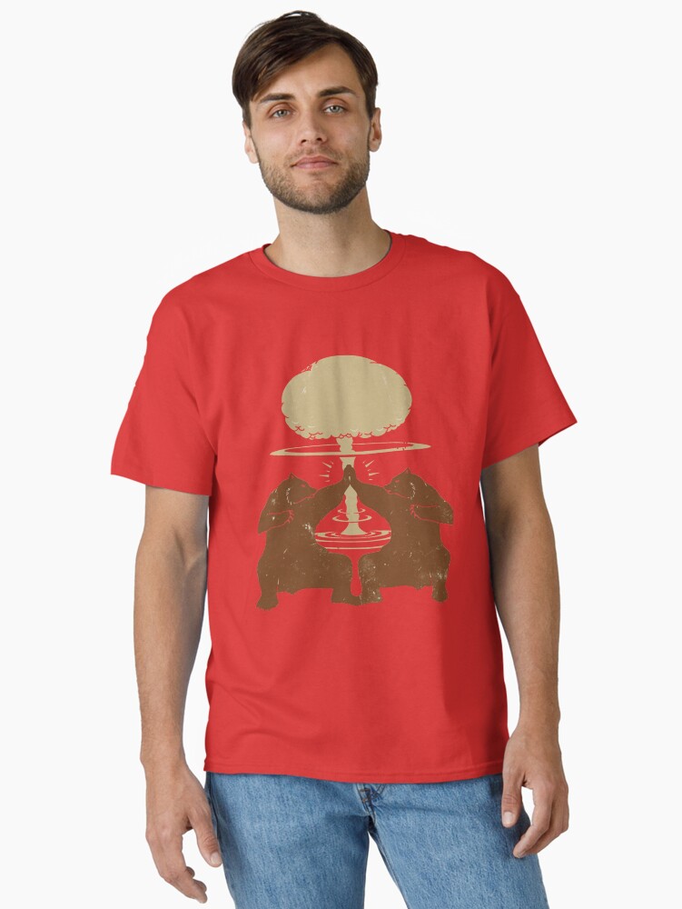 Imagen 1 de 7, Camiseta clásica con la obra Dos osos chocando las manos [Fallout], diseñada y vendida por ScriblrCrearTs.