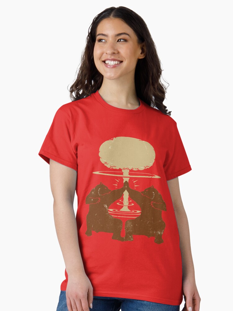 Imagen 2 de 7, Camiseta clásica con la obra Dos osos chocando las manos [Fallout], diseñada y vendida por ScriblrCrearTs.
