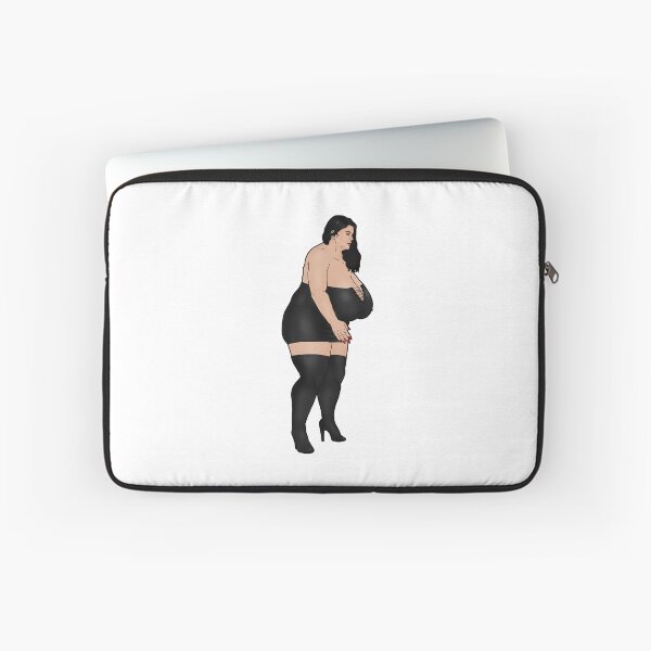 Artikelvorschau, BBW mit sehr großen Brüsten Pin-Up im schwarzen Fetisch-Kleid mit hohen Stiefeln entworfen und verkauft von PinUpsandPulp.