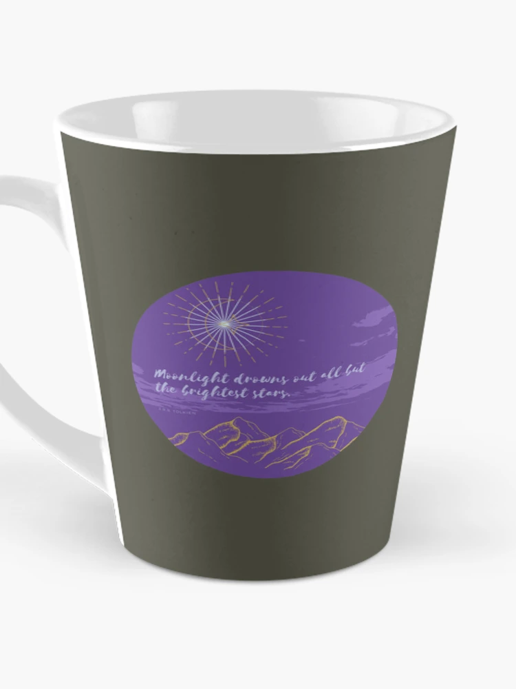Aperçu 3 sur 4. Mug à café avec l'œuvre J.R.R. Ronde de citation de Tolkien créée et vendue par IsabelMod.
