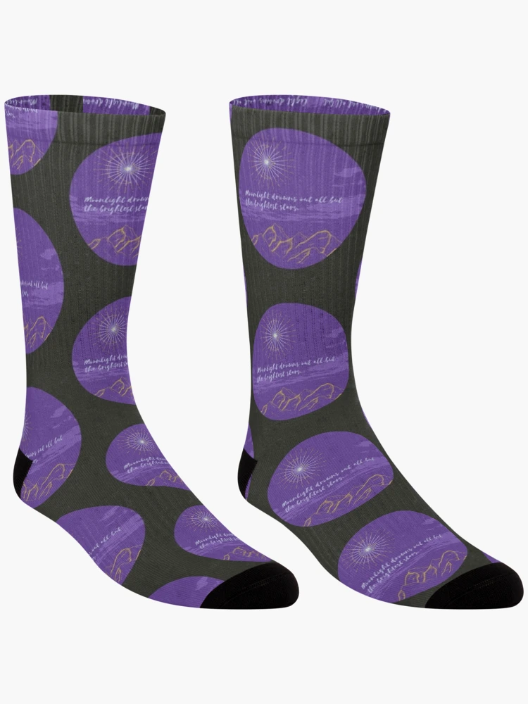 Aperçu 3 sur 5. Chaussettes avec l'œuvre J.R.R. Ronde de citation de Tolkien créée et vendue par IsabelMod.