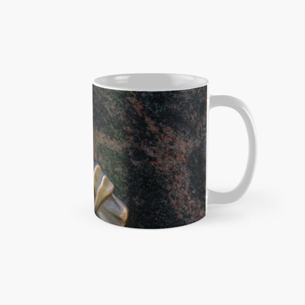 Aperçu de l'œuvre Mains en prière en bronze sur une dalle de granit créée et vendue par LuceVeritatis.