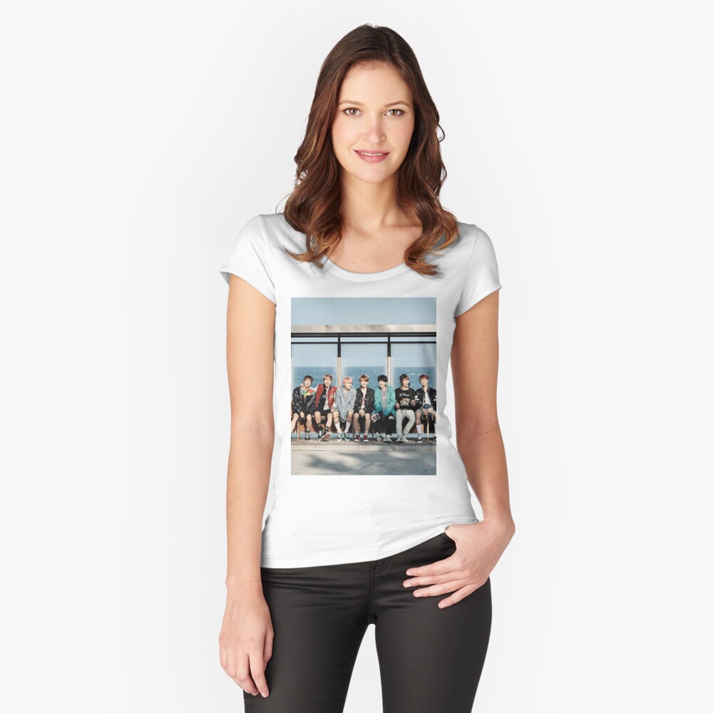 Artikel-Vorschau von Tailliertes Rundhals-Shirt, designt und verkauft von yeongwonhikpop.