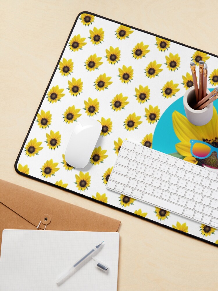Thumbnail 3 von 5, Mauspad, Sonnenblume mit Sonnenbrille und Lächeln designt und verkauft von ImNotBusyBerlin.