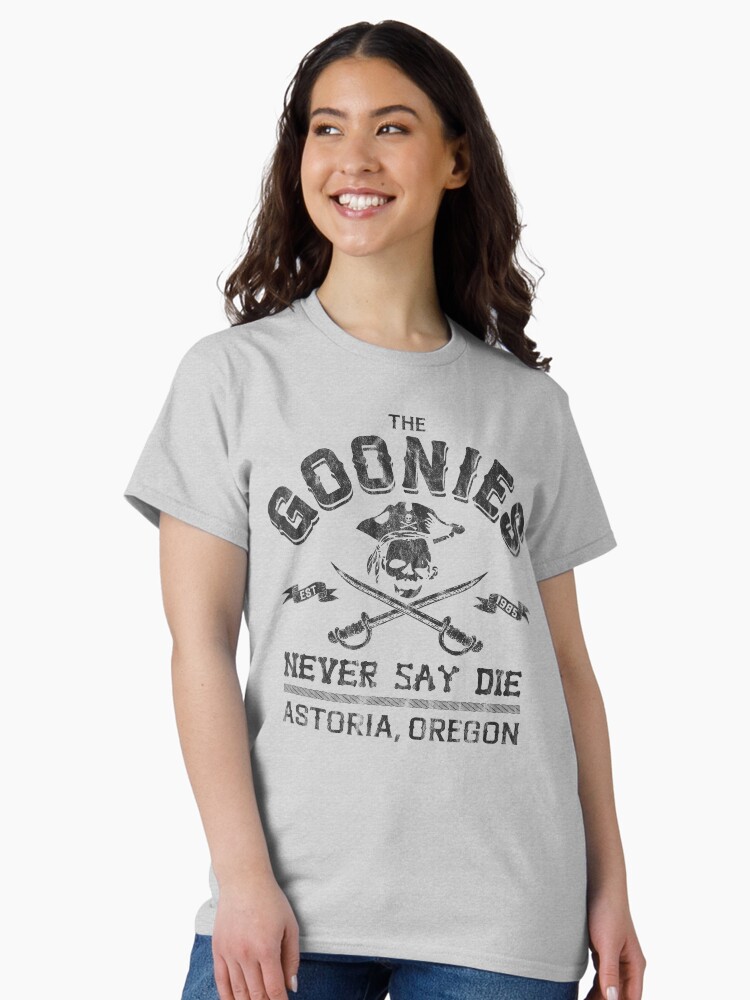 Thumbnail 2 von 7, Classic T-Shirt, Die Goonies sagen niemals aufgeben Abgenutzt designt und verkauft von alhern67.