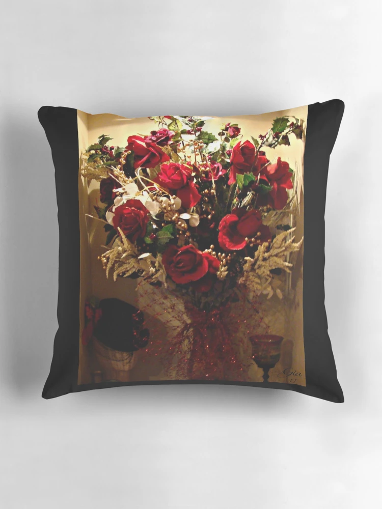 Aperçu 3 sur 4. Coussin avec l'œuvre "Rouge, Roses Rouges" créée et vendue par Gail Jones.