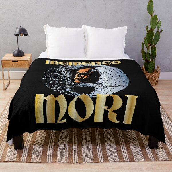 Artikel-Vorschau von Memento Mori IV – Memento Mori Kunst – Skelett-Schädel-Rabe – lateinisches Phrasen-Zitat, designt und verkauft von WIZECROW.