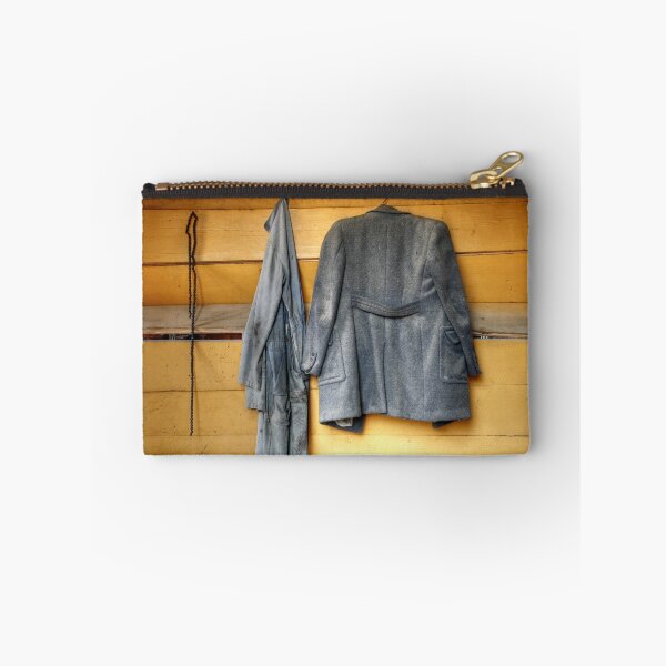 Aperçu de l'œuvre 10.11.2014: Old Coat and Dirty overalls créée et vendue par Petri Volanen.