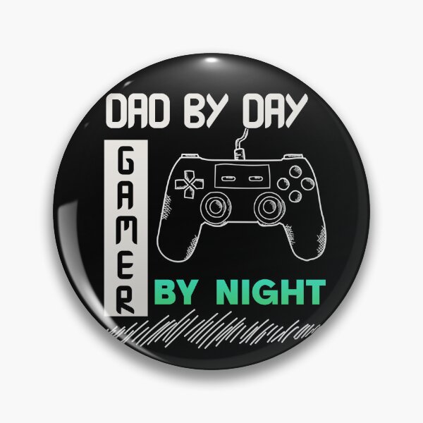 Aperçu de l'œuvre gamer dad shirt, shirt for dad, dad t shirt, gift for dad, dad gift, dad by day, gamer by night créée et vendue par CHMomoShop.