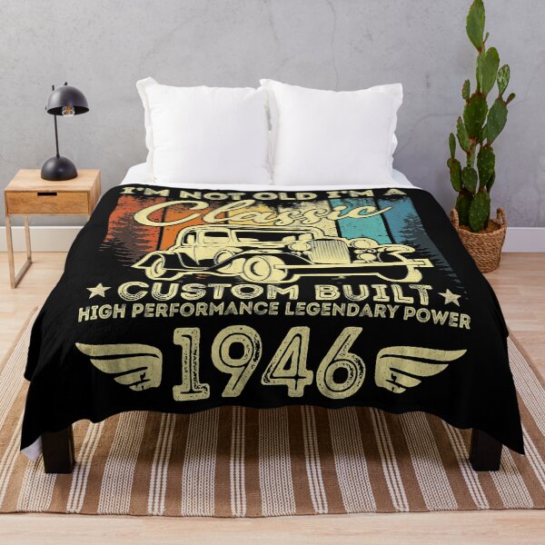 Aperçu de l'œuvre T-shirt Vintage 1946 Classic Car 76 ans 76e anniversaire cadeaux créée et vendue par DianaChloe.